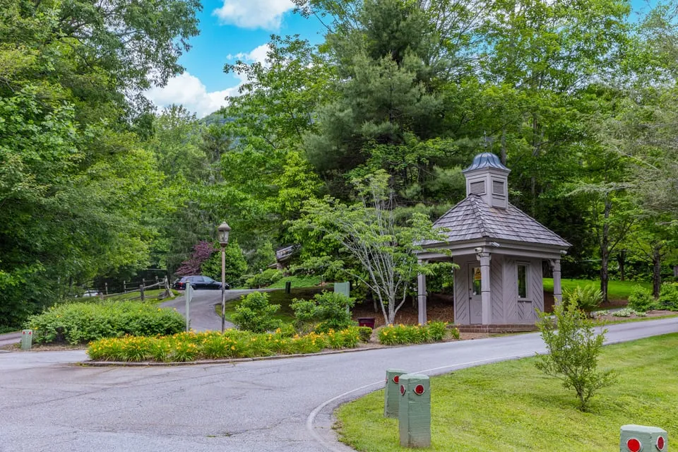 940 Winding Creek Road Sapphire, NC 28774