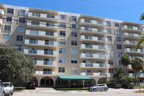 1455 Treasure DR #4L