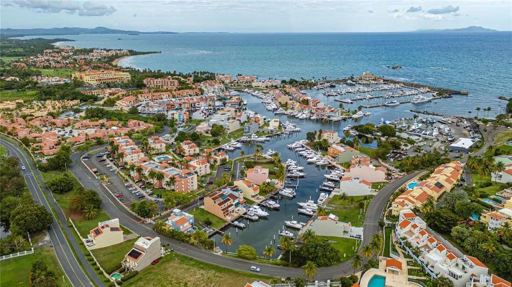 25 PLAZA MAYOR Humacao, PR 00791