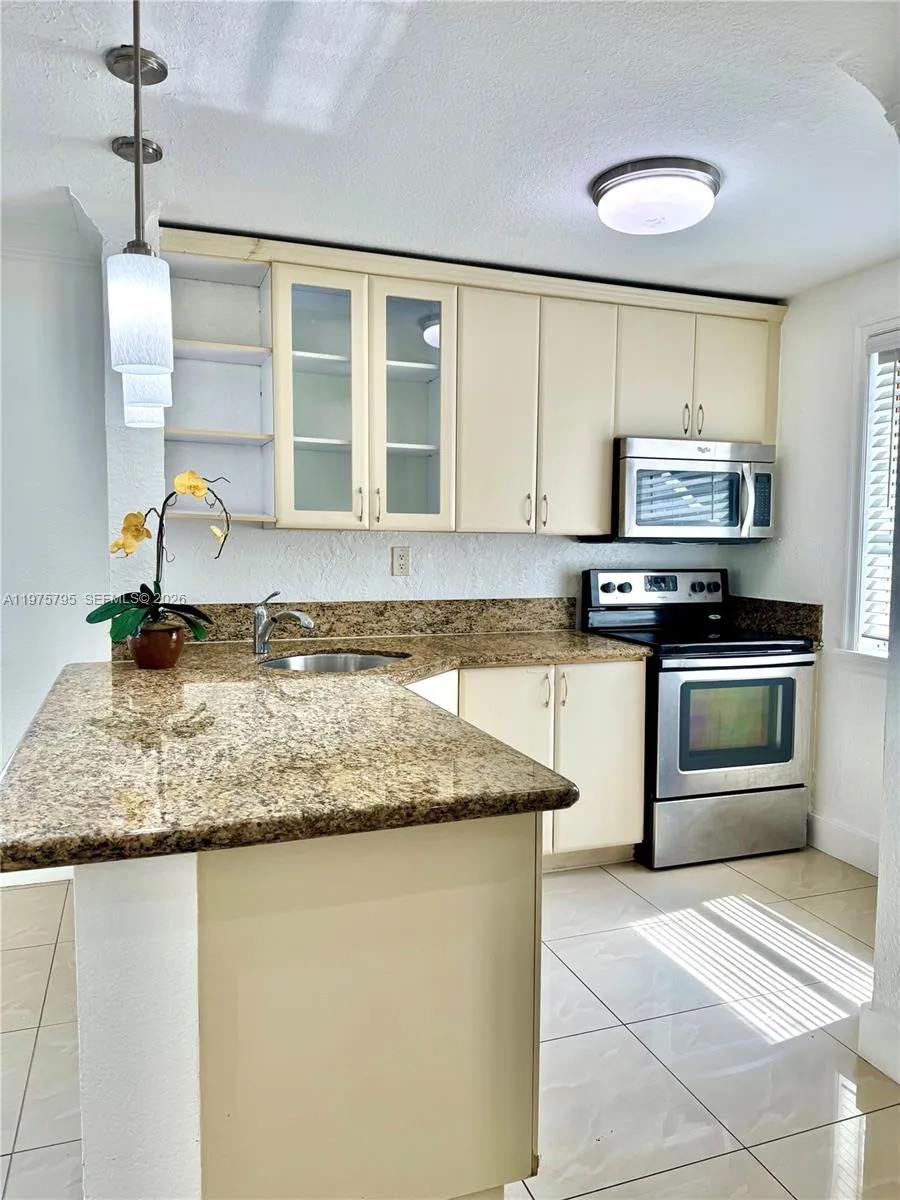 17255 SW 95th Ave #101 Palmetto Bay, FL 33157