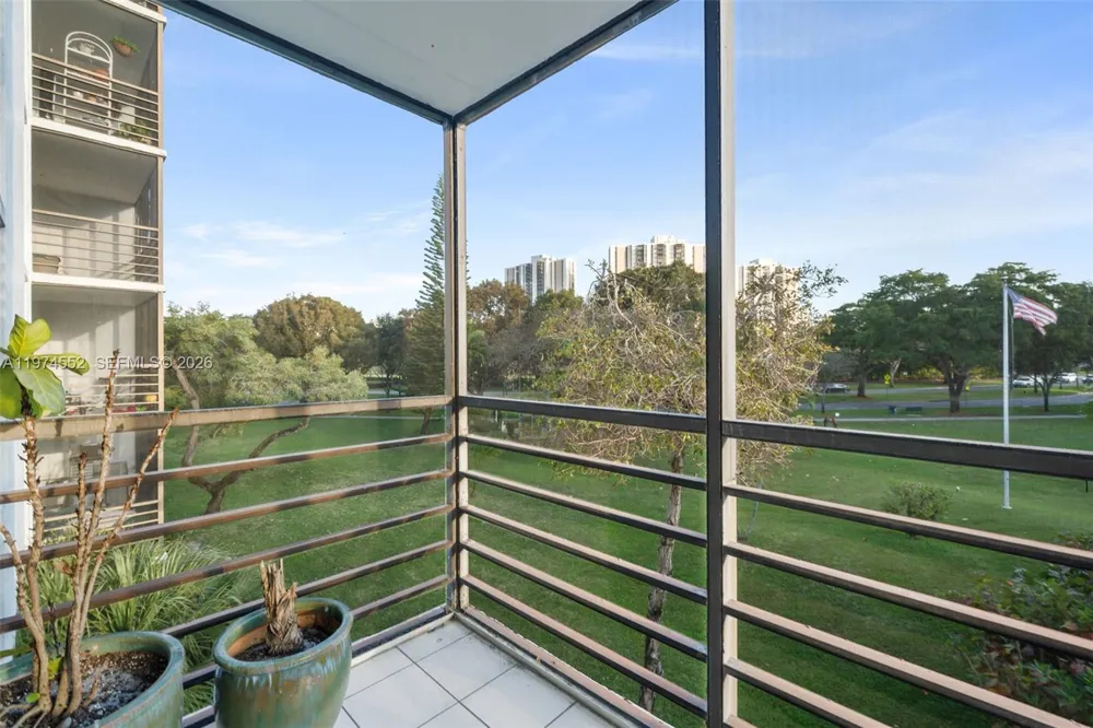 20500 W Country Club Dr #311 Aventura, FL 33180