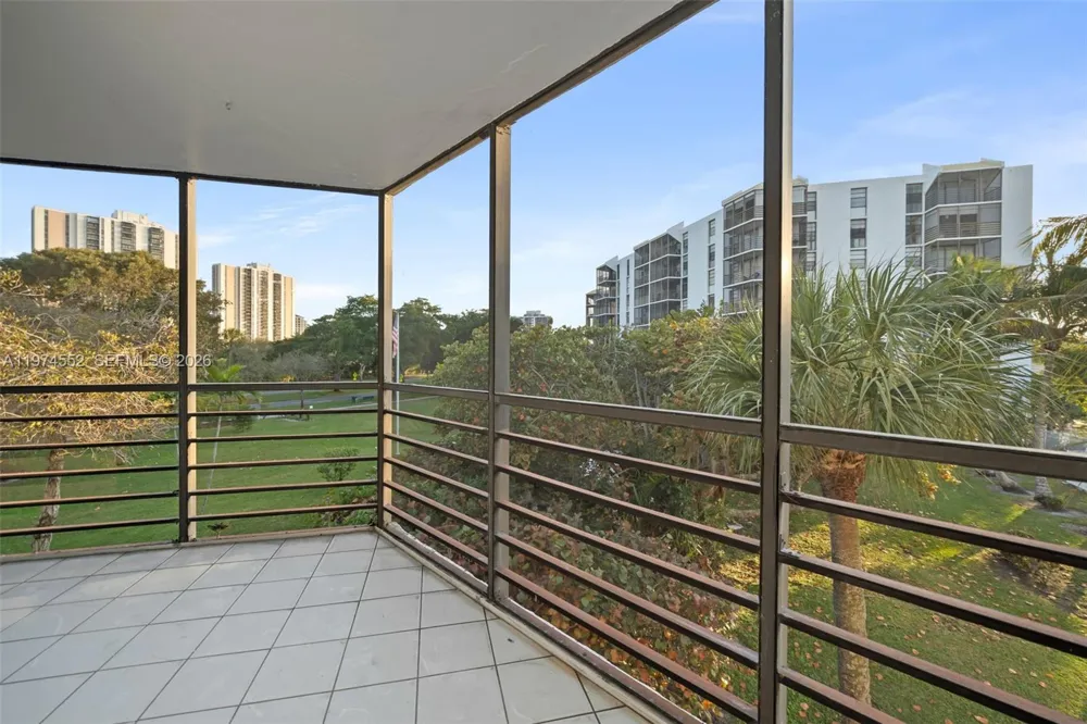 20500 W Country Club Dr #311 Aventura, FL 33180