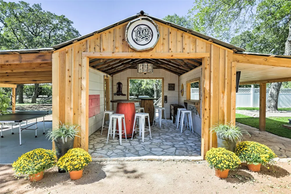 809 E Highway Street Fredericksburg, TX 78624