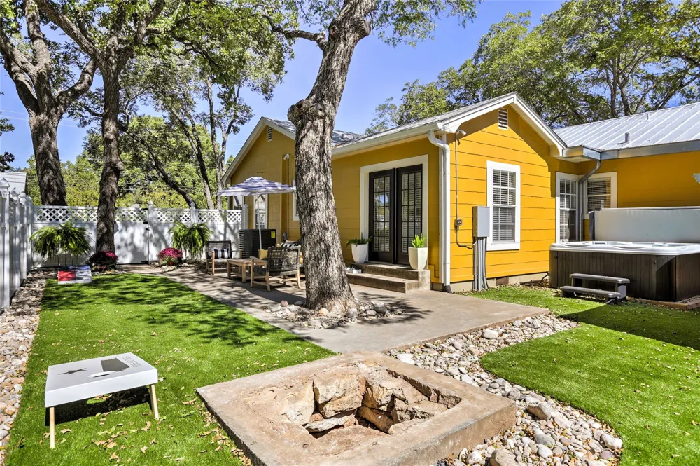 809 E Highway Street Fredericksburg, TX 78624