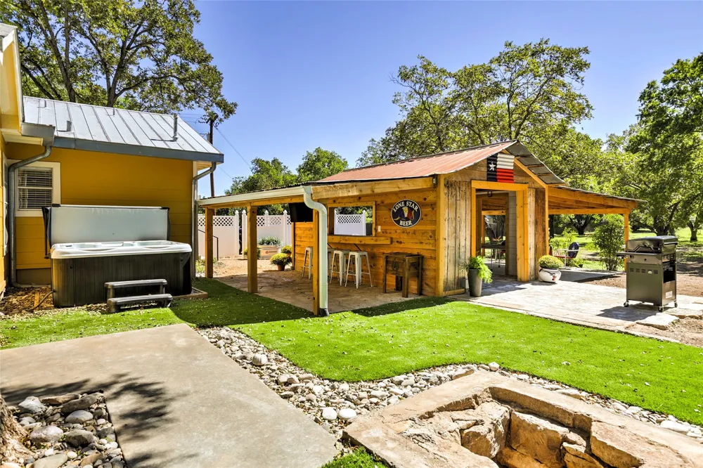 809 E Highway Street Fredericksburg, TX 78624