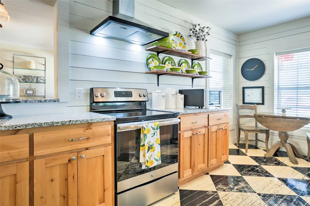 809 E Highway Street Fredericksburg, TX 78624