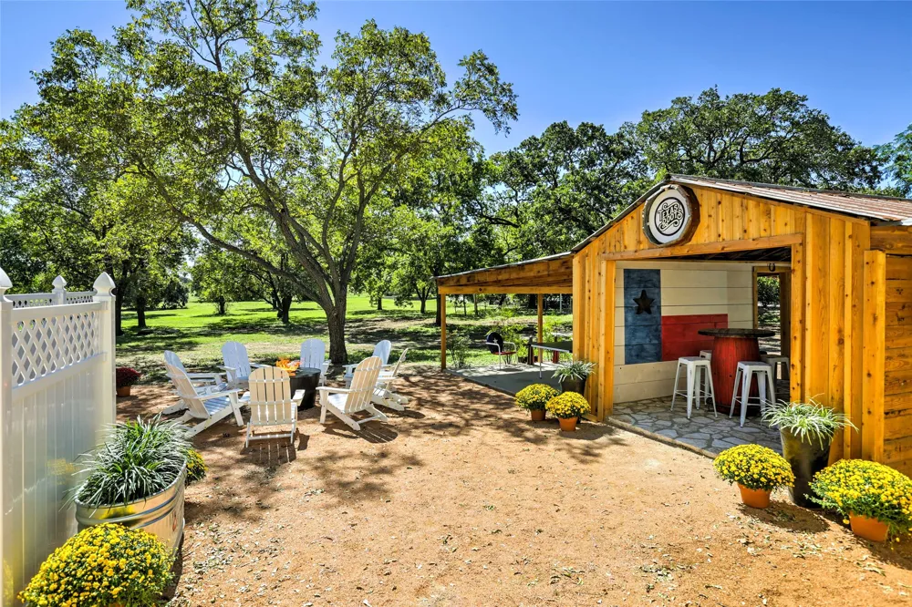 809 E Highway Street Fredericksburg, TX 78624