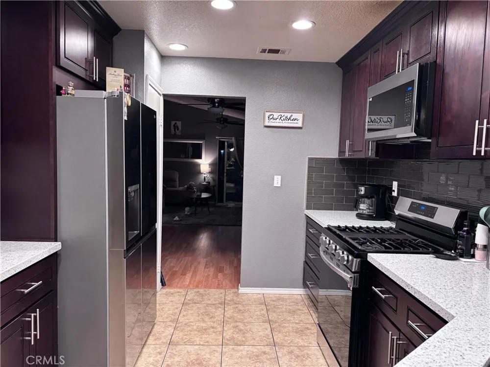 560 Coudures Perris, CA 92571