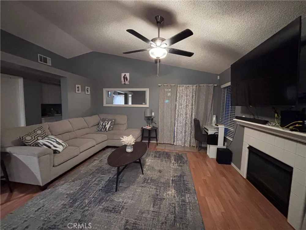 560 Coudures Perris, CA 92571