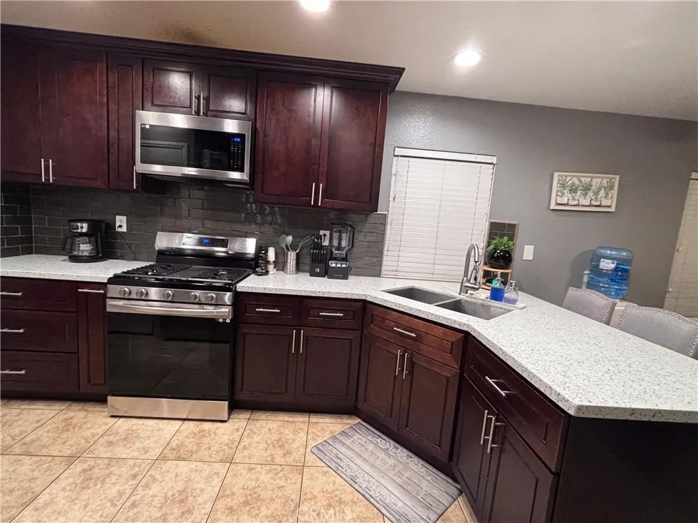 560 Coudures Perris, CA 92571