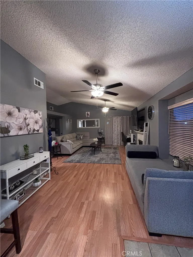 560 Coudures Perris, CA 92571