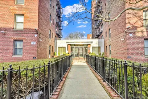 141-05 Pershing Crescent #516