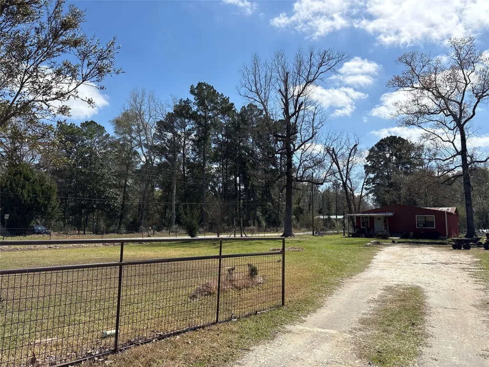 1821 E Beverly Drive Shepherd, TX 77371