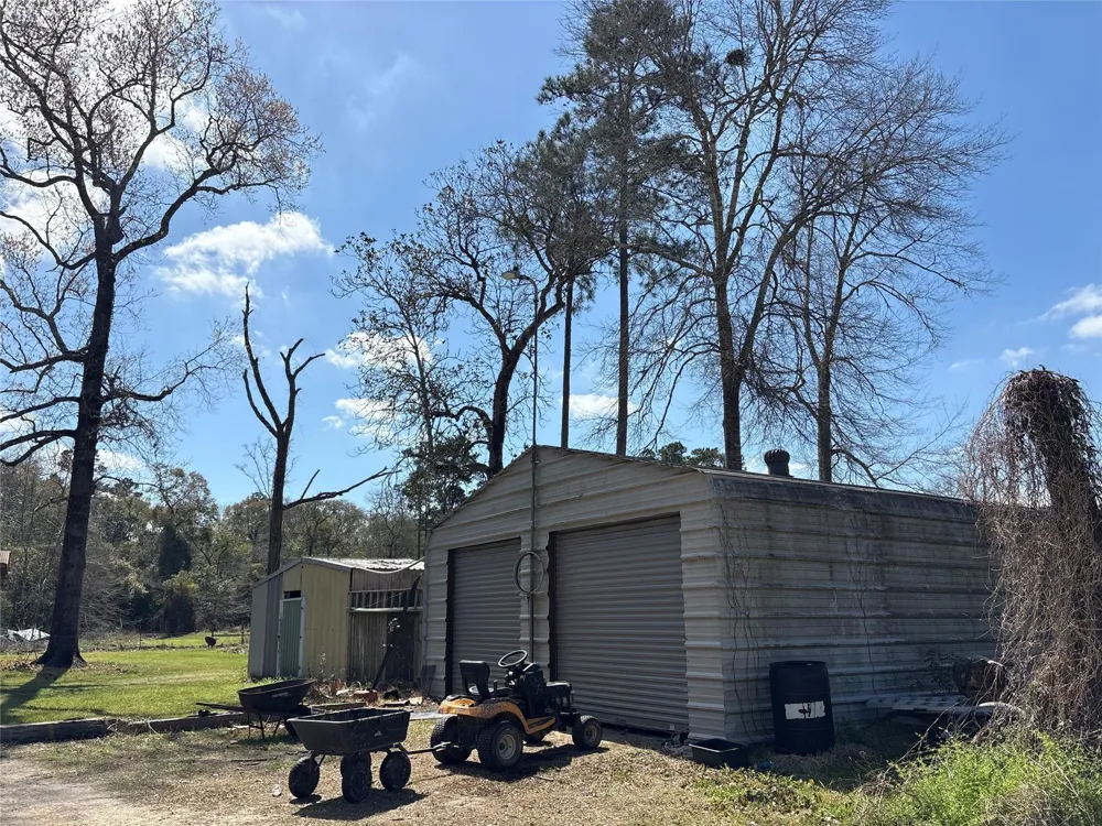 1821 E Beverly Drive Shepherd, TX 77371