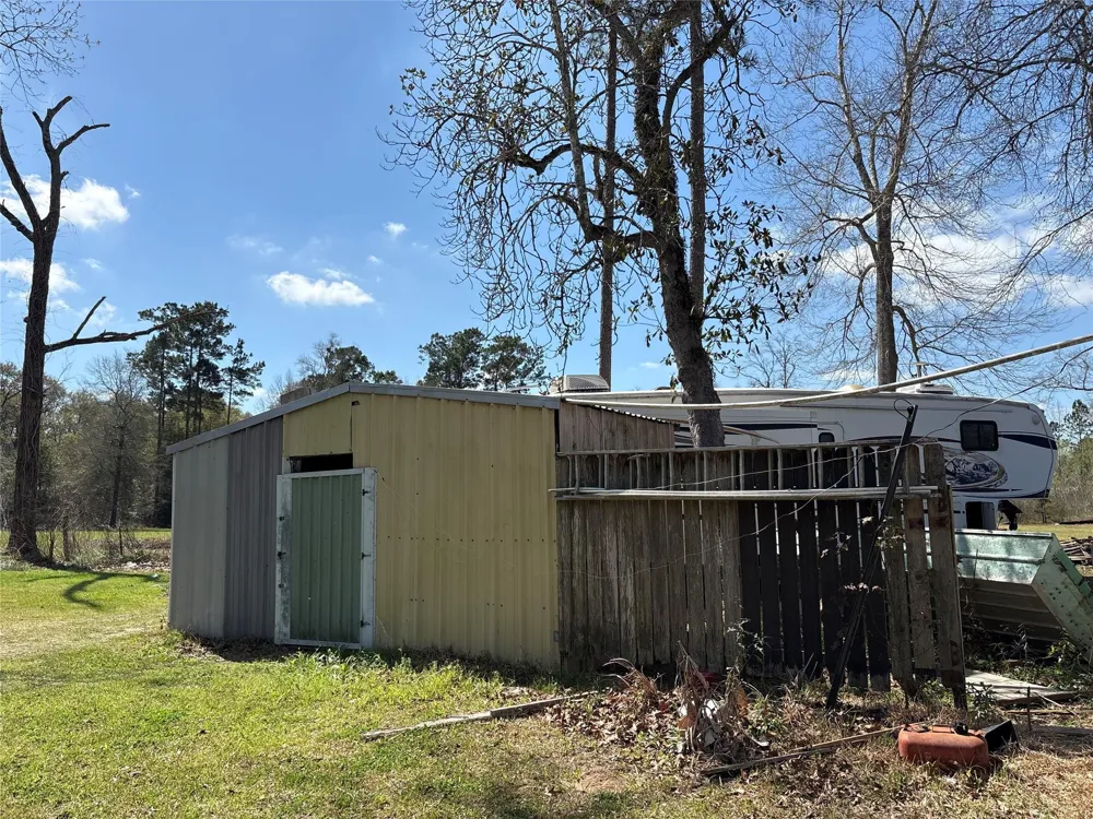 1821 E Beverly Drive Shepherd, TX 77371
