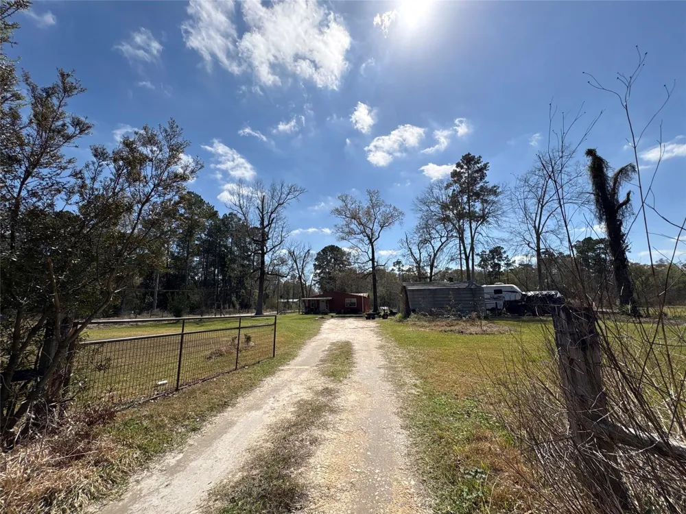 1821 E Beverly Drive Shepherd, TX 77371
