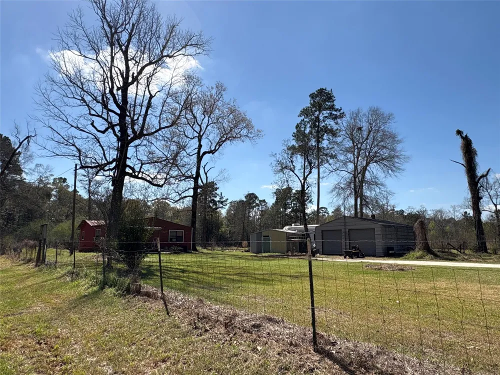 1821 E Beverly Drive Shepherd, TX 77371