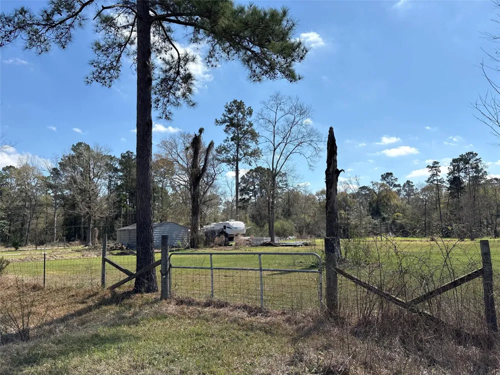 1821 E Beverly Drive Shepherd, TX 77371