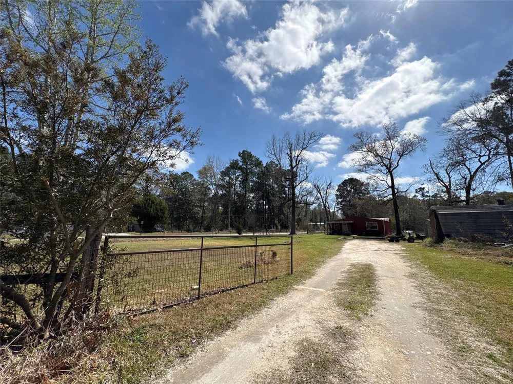 1821 E Beverly Drive Shepherd, TX 77371