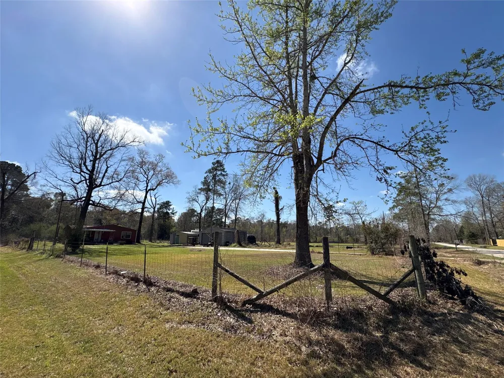 1821 E Beverly Drive Shepherd, TX 77371