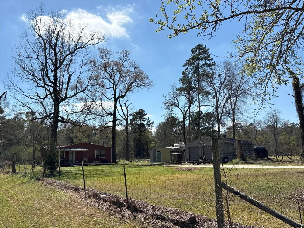 1821 E Beverly Drive Shepherd, TX 77371