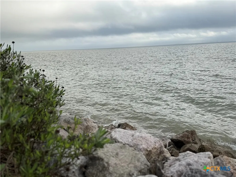 39 Bay Shore Dr Port Lavaca, TX 77979