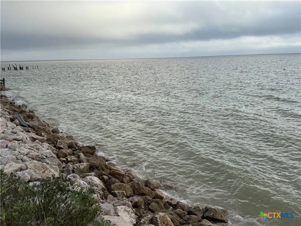 39 Bay Shore Dr Port Lavaca, TX 77979
