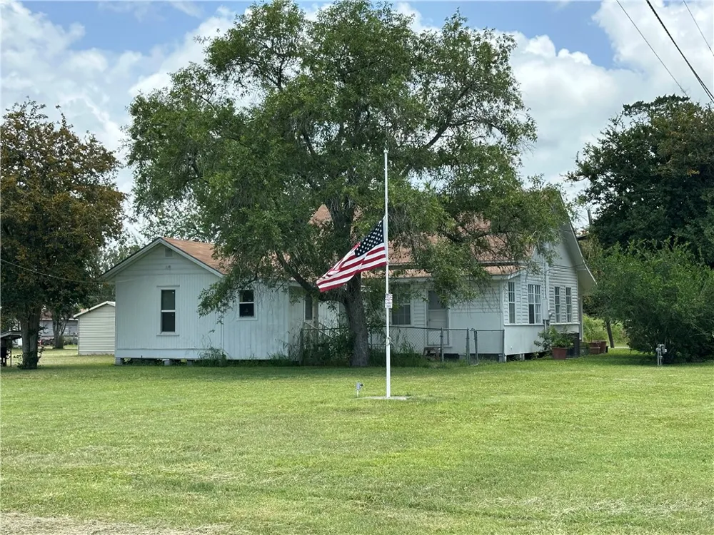 322 S 7th Street Skidmore, TX 78389