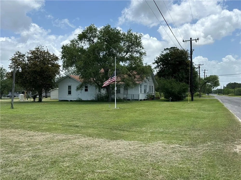 322 S 7th Street Skidmore, TX 78389