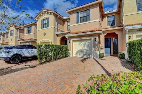 1071 NW 33rd Ct