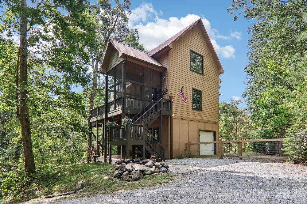 184 Deep Woods Lane Saluda, NC 28773