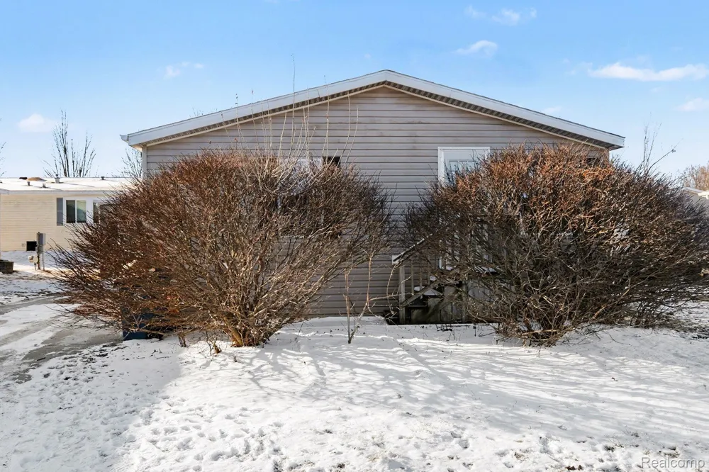 2055 Cedar Circle Vienna Charter Township, MI 48420