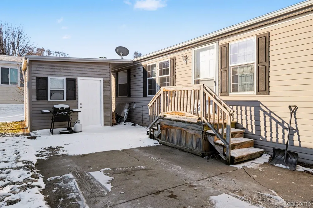2055 Cedar Circle Vienna Charter Township, MI 48420