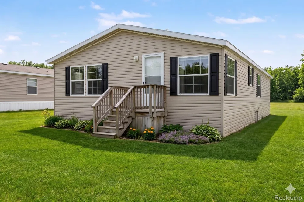 2055 Cedar Circle Vienna Charter Township, MI 48420