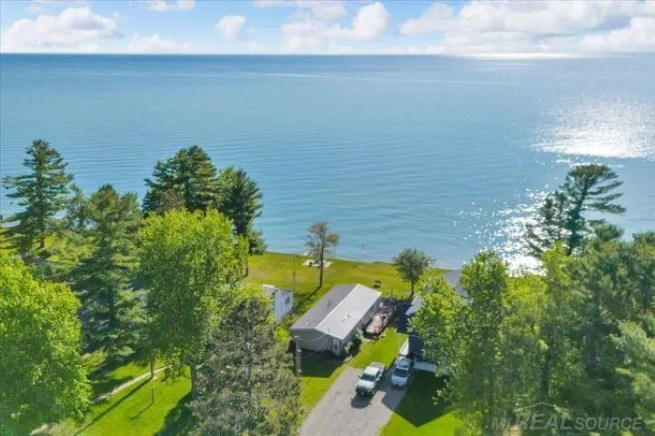 8723 Lakeshore Road Worth Township, MI 48450