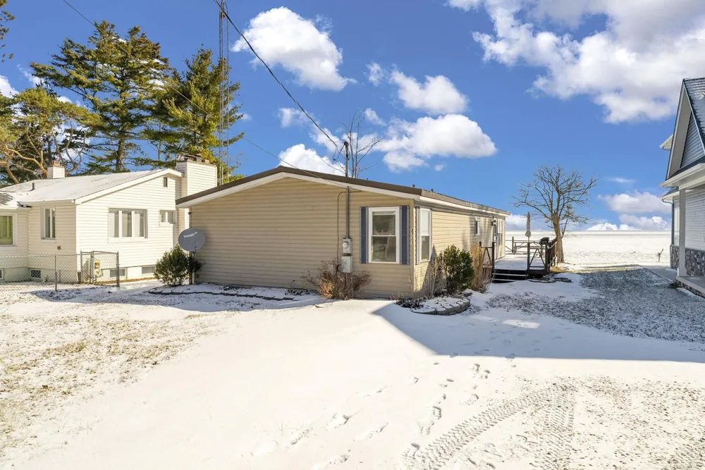 8723 Lakeshore Road Worth Township, MI 48450