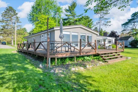 8723 Lakeshore Road