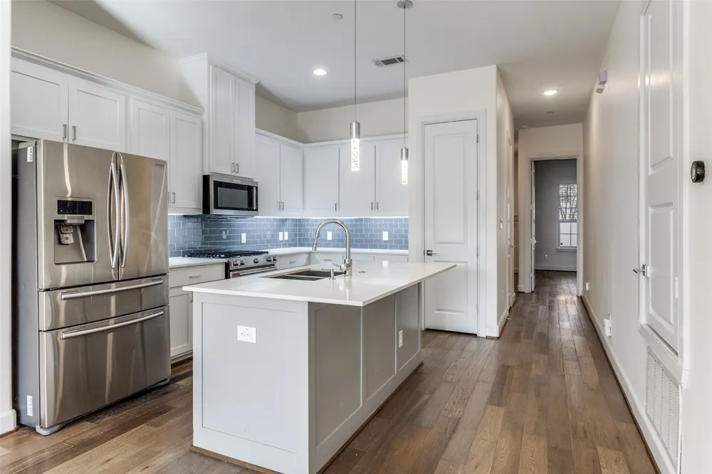 5015 Meridian Lane #1102 Addison, TX 75001