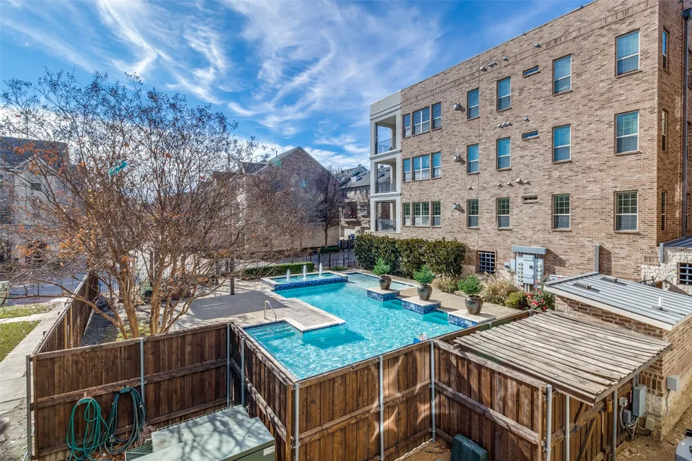 5015 Meridian Lane #1102 Addison, TX 75001