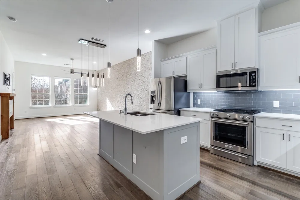 5015 Meridian Lane #1102 Addison, TX 75001