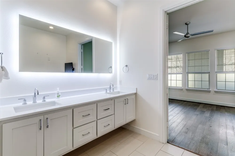 5015 Meridian Lane #1102 Addison, TX 75001