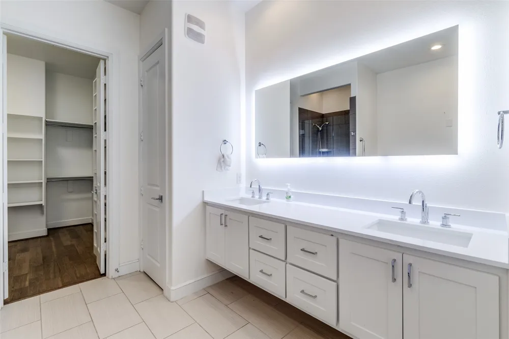 5015 Meridian Lane #1102 Addison, TX 75001