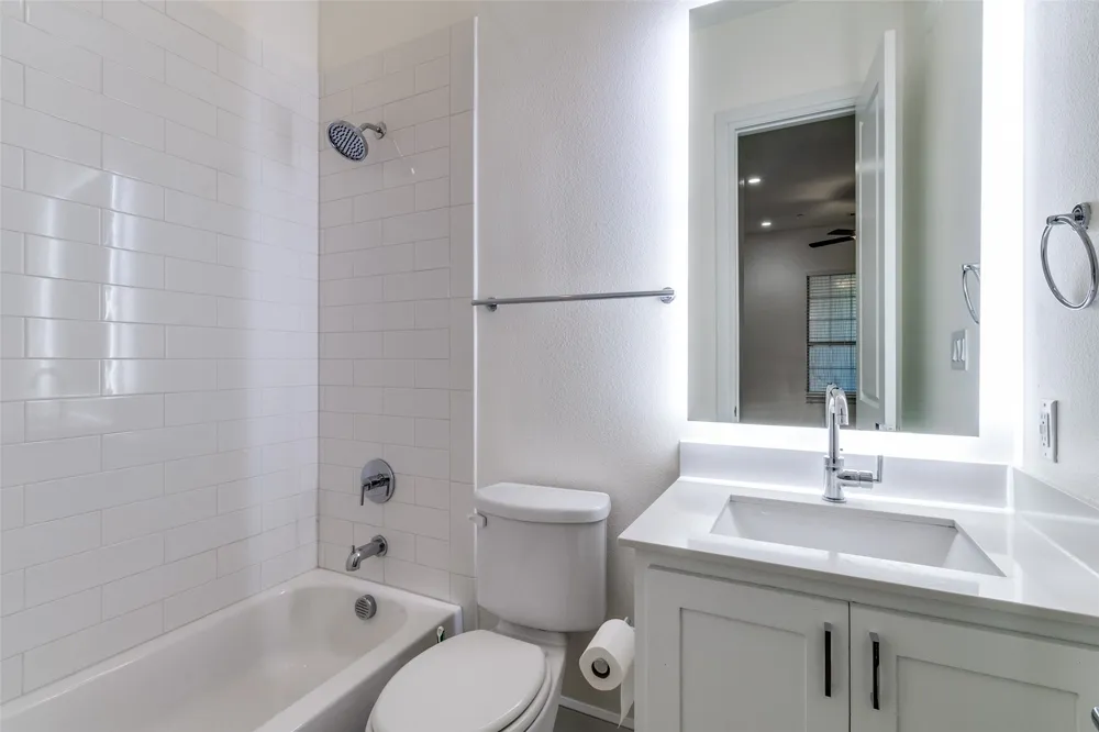 5015 Meridian Lane #1102 Addison, TX 75001