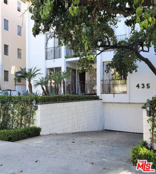 435 PALM DRIVE #202 Beverly Hills, CA 90210