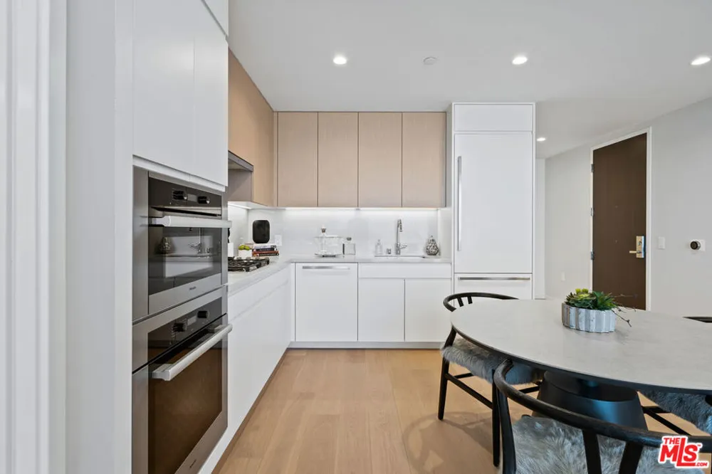 877 Francisco Street #2212 Los Angeles, CA 90017