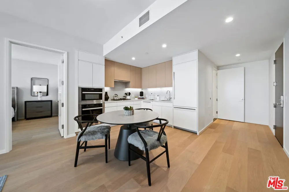 877 Francisco Street #2212 Los Angeles, CA 90017