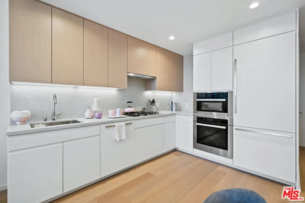 877 Francisco Street #2305 Los Angeles, CA 90017