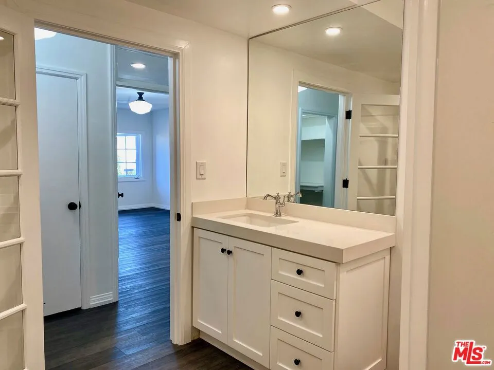 619 S La Brea Avenue #2nd Floor Los Angeles, CA 90036
