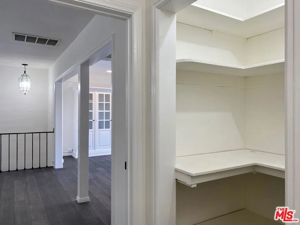 619 S La Brea Avenue #2nd Floor Los Angeles, CA 90036