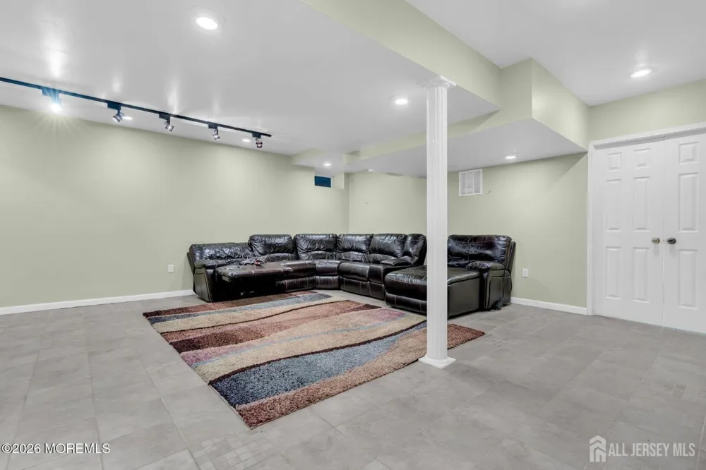 18 Lysbeth Lane Matawan, NJ 07748